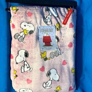 NWT PEANUTS SNOOPY DOG & WOODSTOCK BIRD LOVE HEARTS HUGS PINK 60" X 70" THROW